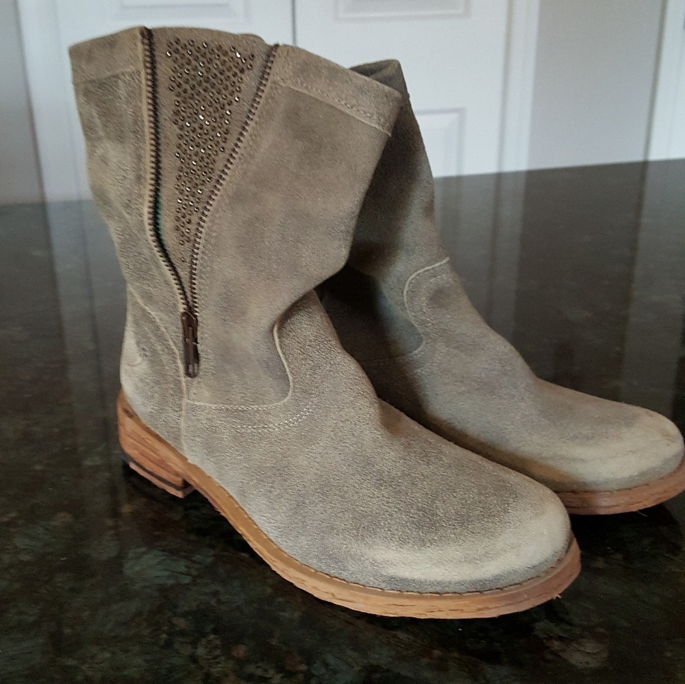 Beige and grey casual bootie